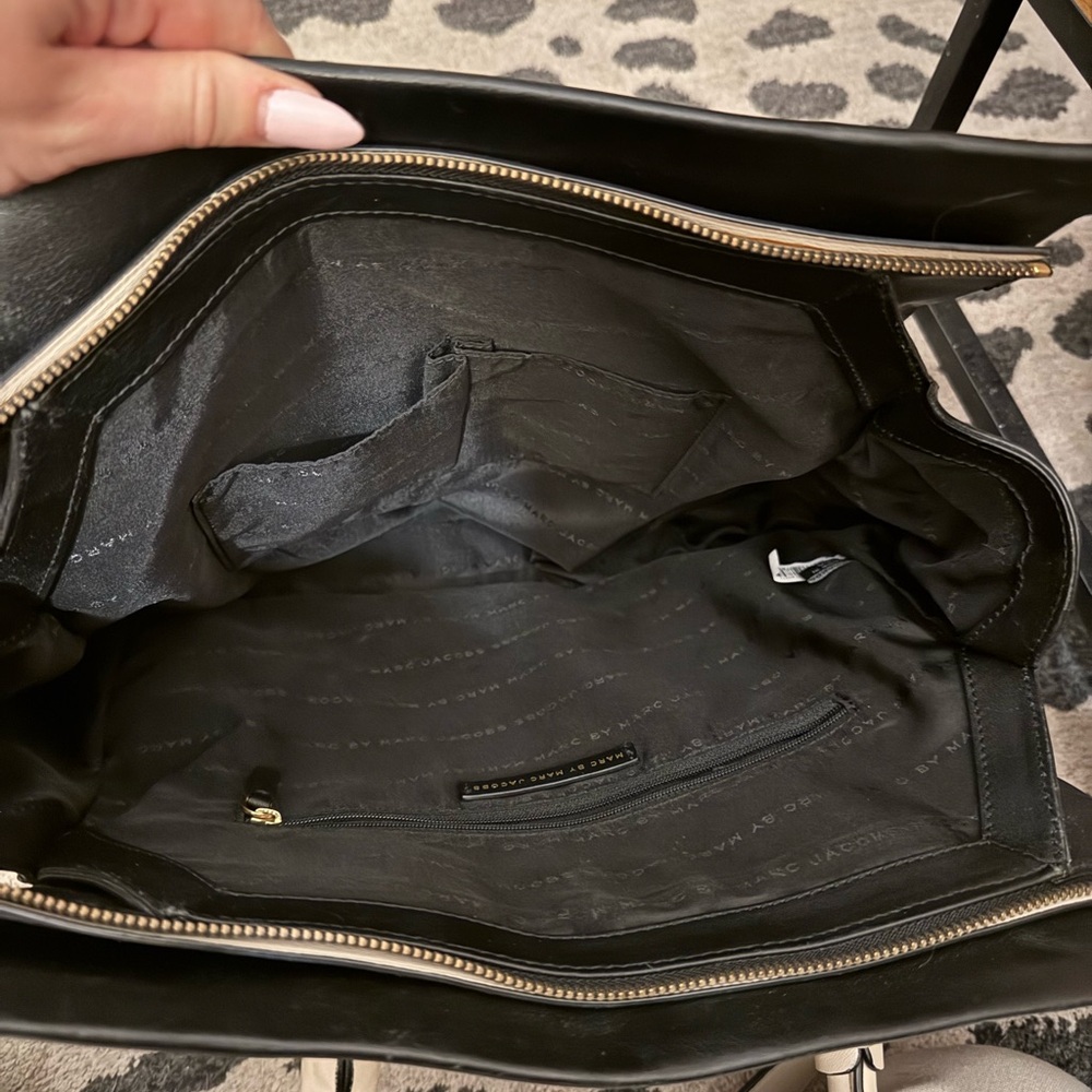 Marc Jacobs Black and Beige Leather Tote Bag - Picture 5 of 8